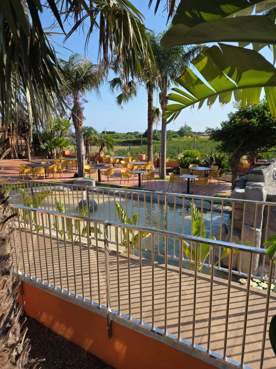 Terraza y ambiente de San Luis El Jardinet durante el día