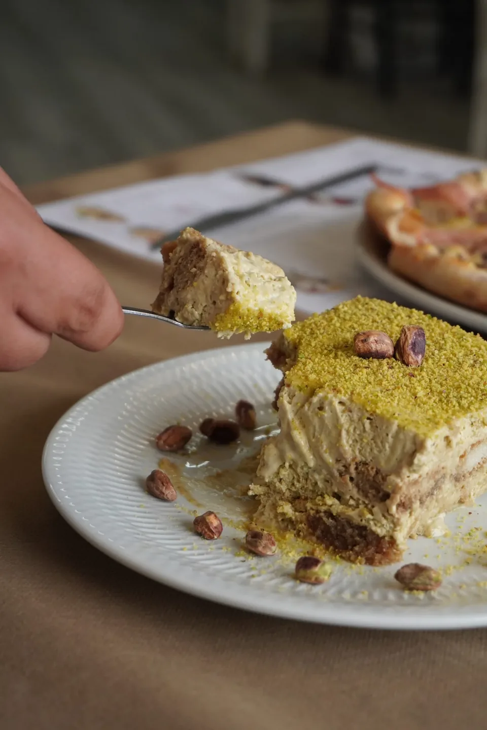 Elaboración de postres en Pizzería San Luis