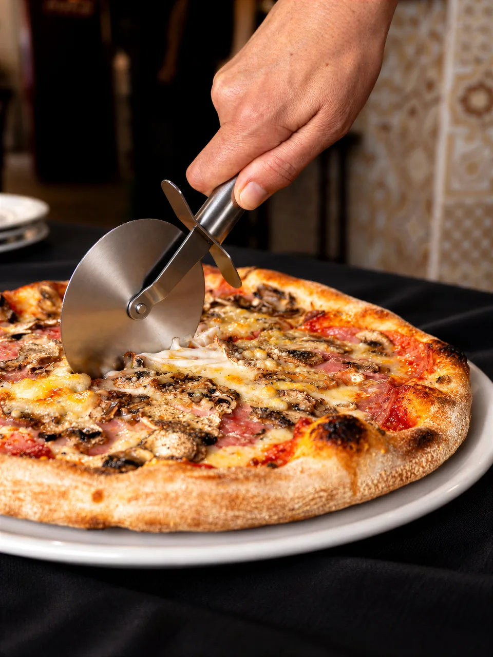 Pizza servida en la mesa de Pizzería San Luis