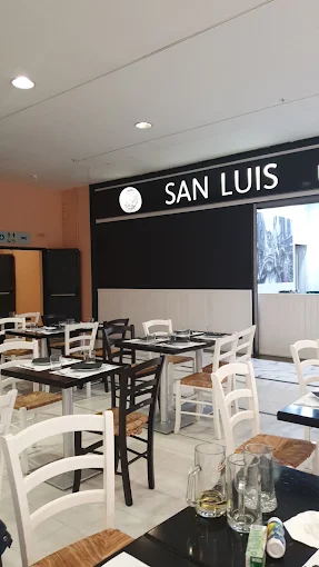 Pizza servida en una mesa de Pizzería San Luis