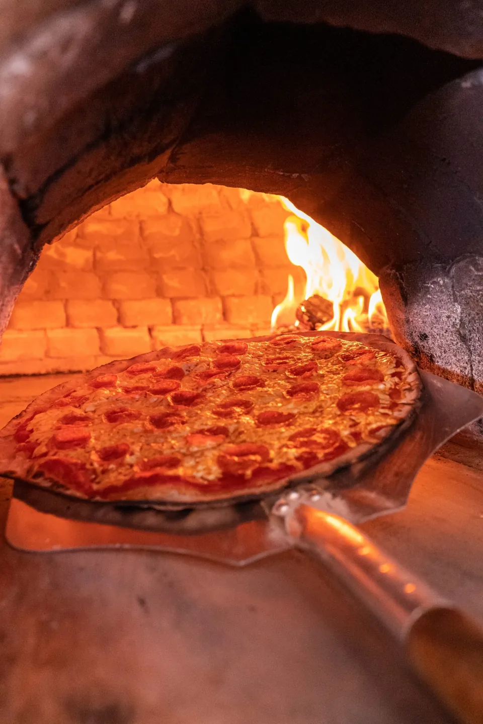 Horno de Pizzería San Luis durante la elaboración de pizzas